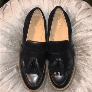 Women’s Clarks slip on’s black in color US 7 1/2